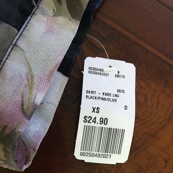 Forever 21 floral print pleated skirt - Picture 5 of 5